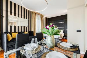 salon ze stołem i kanapą w obiekcie Frattina High-end apt w Rzymie