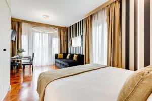 sypialnia z łóżkiem i salonem w obiekcie Frattina High-end apt w Rzymie