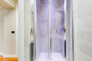 prysznic ze szklanymi drzwiami w łazience w obiekcie Frattina High-end apt w Rzymie +37 zdjęć