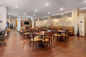 MainStay Suites Lincoln University Area tesisinde bir restoran veya yemek mekanı