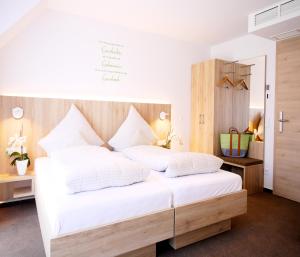 Postel nebo postele na pokoji v ubytování Kohlers Hotel Engel + 37 fotografií