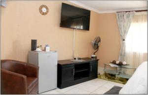 A television and/or entertainment centre at Peace & Lovely Bed and Breakfast