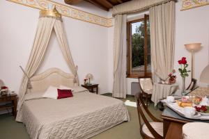 Postel nebo postele na pokoji v ubytování Hotel Villa San Lucchese