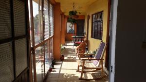 un pasillo vacío con mecedoras en una casa en El laberinto hospedaje en casa en Morelia