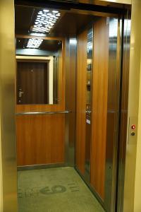 winda w budynku ze szklanymi drzwiami w obiekcie Hotel Neo Międzyrzecz w mieście Międzyrzecz