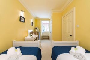 صورة لـ ALTIDO Luxury 2 bed,2 bath flat with patio, near Calton Hill في إدنبرة