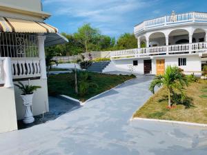 una entrada que conduce a una casa blanca en Duncans Villa, en Duncans