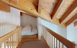 サンモリッツにあるRuinatsch 44の木製天井の小さな部屋です。