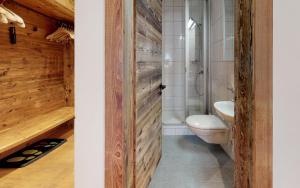 een badkamer met toilet en wastafel bij Polo in St. Moritz +5 foto's