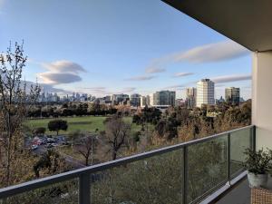 メルボルンにあるBestView St Kilda Spectacular Sunset Hideaway - boutique self-contained luxury apartmentの家のバルコニーから市街の景色を望めます。