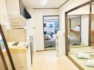 a room with a hospital room with a bed and a mirror at 板橋 RCアネックス Rc306 in Tokyo