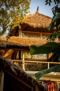 un edificio con tetto in paglia e tetto di paglia di Vertical House Bali a Uluwatu