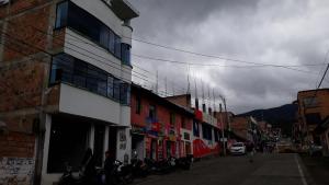 eine Gruppe von Gebäuden auf der Straßenseite in der Unterkunft Apartamento Edificio Tabanoc in Sibundoy