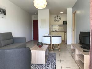 サンジルレバンにあるMeublé Homard avec jacuzzi et vue merのソファとテーブルのあるリビングルーム