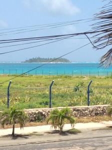 Blick auf einen Strand mit Palmen und das Meer in der Unterkunft Casa D Linda II in San Andrés