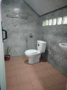 Et badeværelse på Lanta Valom Hideaway