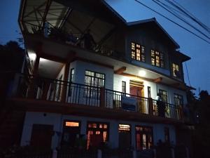 Una casa de noche con las luces encendidas en Kalimpong View Homestay, en Kalimpong