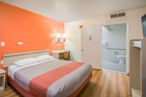 מיטה או מיטות בחדר ב-Motel 6 Williams, Ca