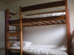 Poschodová posteľ alebo postele v izbe v ubytovaní chalet volcan