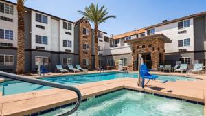 basen w kompleksie apartamentowym z hotelem w obiekcie Best Western Plus Yuma Foothills Inn & Suites w mieście Yuma