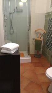 W łazience znajduje się prysznic, umywalka i toaleta. w obiekcie B&B Meladormo w mieście Tempio Pausania