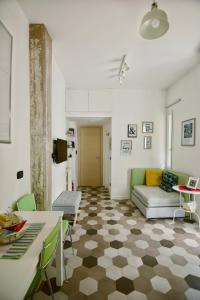 ローマにある40metri d’amorのリビングルーム(ソファ付)、チェッカー付きの床