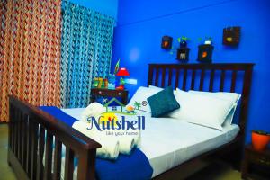 Un dormitorio con una cuna con un letrero de nitastero. en Nutshell-Airport Retreat by the Sea en Thiruvananthapuram