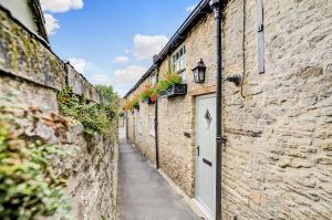 Gallery image of Luxury medieval barn in Cotswold town centre in Fairford