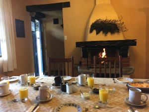 una mesa con chimenea en un comedor con una mesa sidx sidx en Hacienda La Merced Baja en Hacienda Zuleta