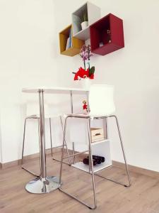 a white table and a chair and a shelf at Pizzacalla in Pineto