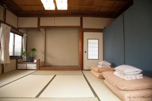 a room with three pillows on the floor of a room at Guest House tokonoma in Shimo-yuge