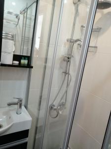 A bathroom at Seahouse Suites