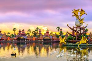 uma vista do resort da Disneylândia a partir da água em Ammata Lanta Resort em Lat Krabang