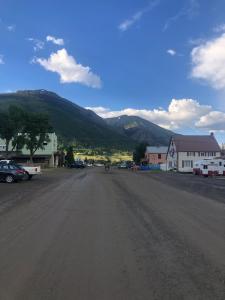 an empty street in a town with mountains in the background at Villa Dallavalle Inn in Silverton