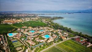 een luchtzicht op een resort naast het water bij Garda Resort Village in Peschiera del Garda