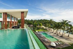 einen Luftblick auf ein Resort mit einem Pool in der Unterkunft Under the Stars Luxury Apartment in Boracay