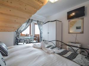 ゾンプにあるHawrańのベッドルーム1室(白い大型ベッド1台付)