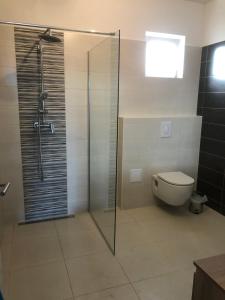 Koupelna v ubytování Ideal Holiday Apartment 2 + 7 fotografií