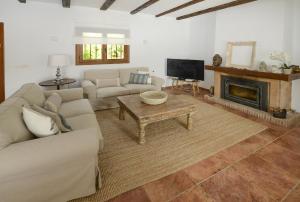 ein Wohnzimmer mit einem Sofa und einem Kamin in der Unterkunft Villas Guzman - Olga in Moraira