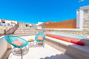 een balkon met een bank, 2 stoelen en een tafel bij Hotel Can Simo in Alcudia