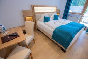 
Ein Bett oder Betten in einem Zimmer der Unterkunft Land-gut-Hotel Gasthof Waldschänke
