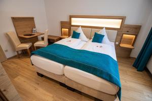 
Ein Bett oder Betten in einem Zimmer der Unterkunft Land-gut-Hotel Gasthof Waldschänke
