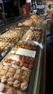 eine Vitrine in einer Bäckerei voller Donuts. in der Unterkunft B&B Angelo in Ascoli Piceno