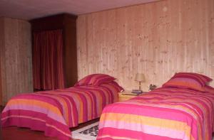- 2 lits installés l'un à côté de l'autre dans une chambre dans l'établissement Manoir du Val Harangt, à Mardilly