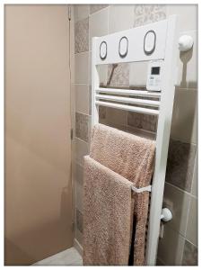 a towel rack in a bathroom with towels at -CAPCIR- Standing, cosy, 50m de la plage, parking, wifi in Canet-en-Roussillon