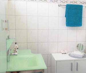 een badkamer met een groene wastafel en een spiegel bij Apartment Am Paradies - 10 Minuten Fußweg zur Innenstadt in Limburg an der Lahn