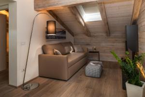 a living room with a couch and a floor lamp at Il Riposo del Gladiatore in Aosta