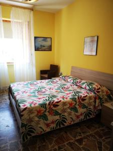 - une chambre avec un lit doté d'un couvre-lit coloré dans l'établissement vacanze al Mare appartamento in villa, à Torino di Sangro