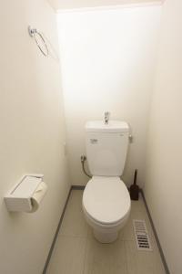 baño con aseo blanco en una habitación en EX Itoman Apartment 601, en Itoman