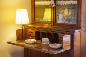 a cabinet with a lamp and bowls on a table at Villa Mocarello in Poggibonsi